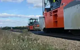 Końcowy etap przebudowy drogi Kosiorki &ndash; Piwowary &ndash; Klewianka. Trwa układanie asfaltu 1