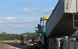 Końcowy etap przebudowy drogi Kosiorki &ndash; Piwowary &ndash; Klewianka. Trwa układanie asfaltu 2